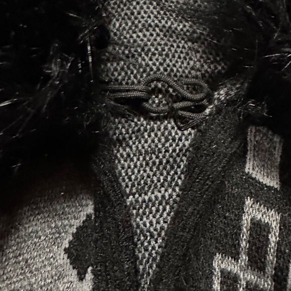 Beautiful Aztec Wrap with Faux Fur - Picture 2 of 16